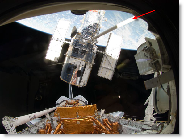 图片来源:Nasa - STS125哈勃在亚特兰蒂斯号航天飞机货舱上方