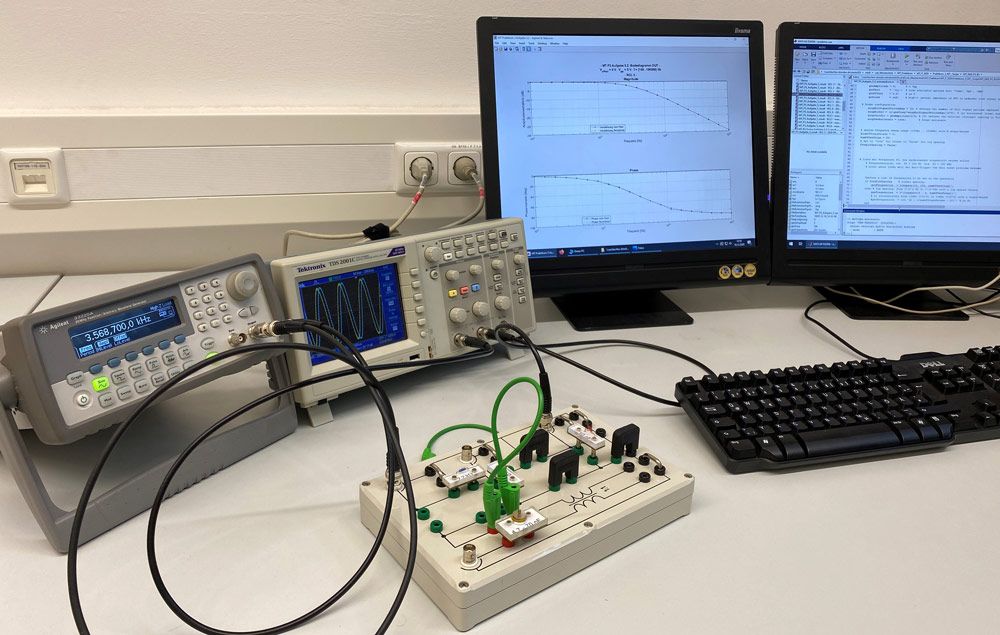 图2。实验室设置信号发生器和示波器。
