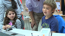 见孩子在剑桥科学中心程序乐高机器人NXT机器人教育研讨会如何执行一系列利用Simulink任务。金宝app